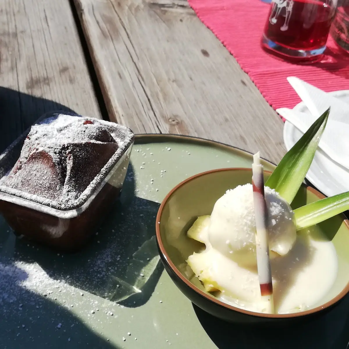 Schokokuchen Mit Eis Und Ananasragout