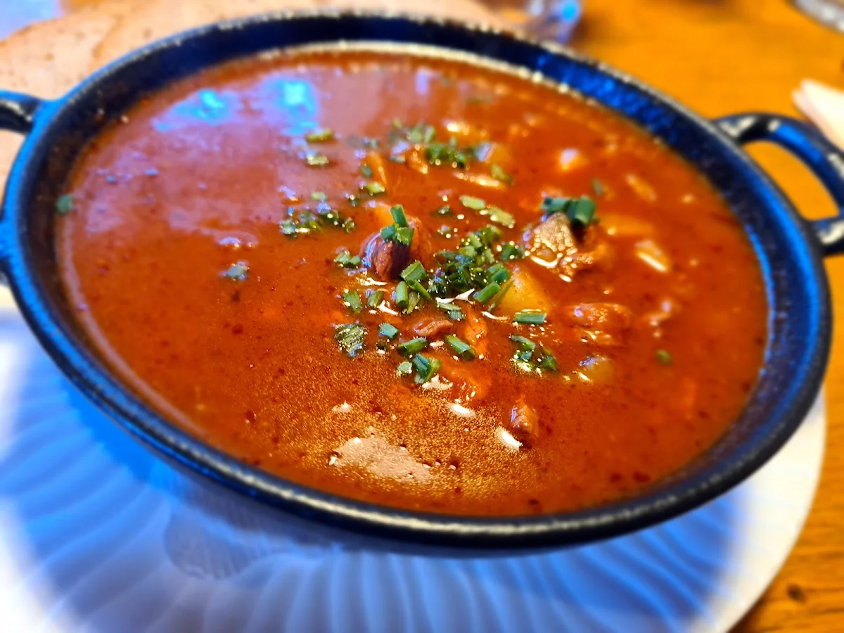 Hausgemachte Gulaschsuppe