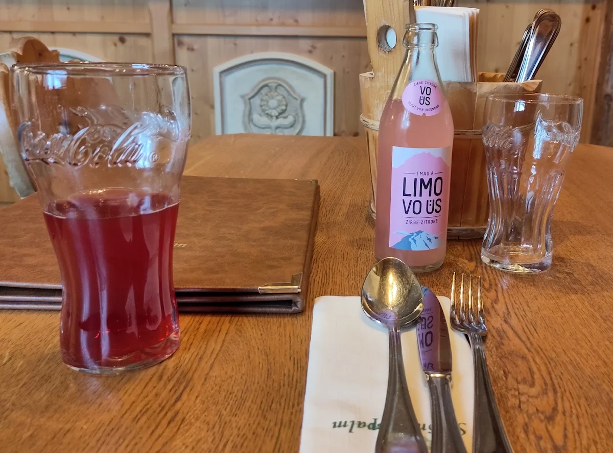 Limo Von Üs Zirbe Zitrone Und Schiwasser