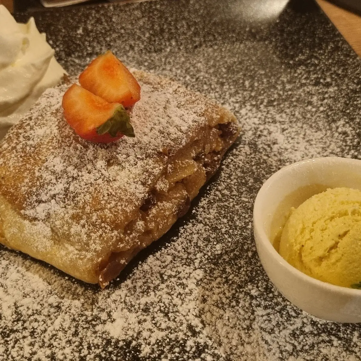 Hausgemachter Apfelstrudel