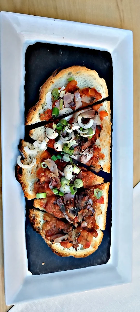 Alpen Bruschetta Mit Geräuchertem Speck Und Bergkäse
