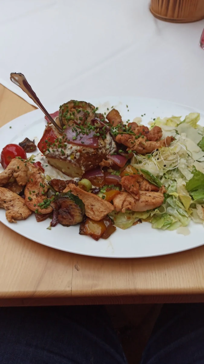 Ofenkartoffel Mit Grillgemüse Und Hühnerfleisch