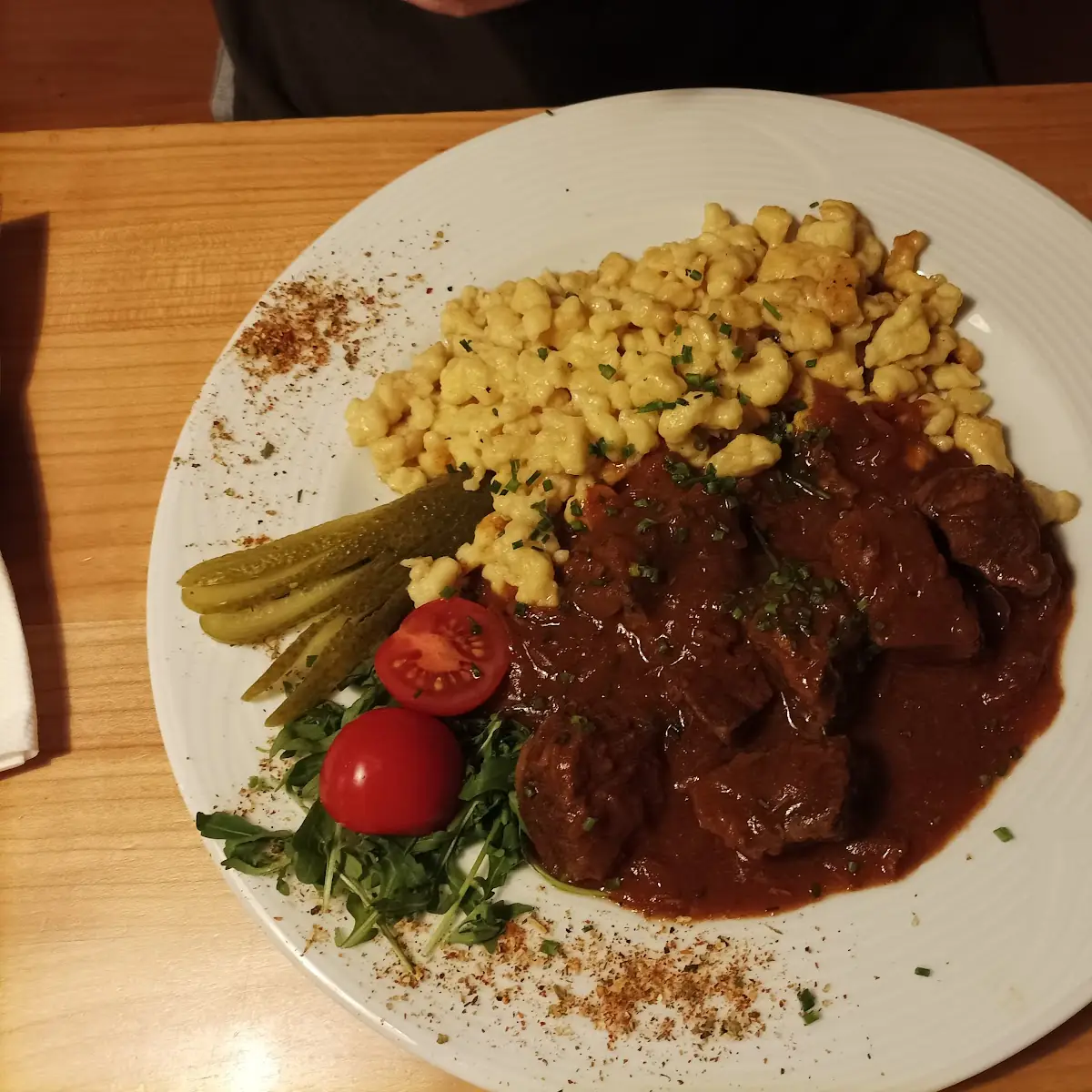 Biergulasch Mit Hausgemachten Spätzle Chnöpfli