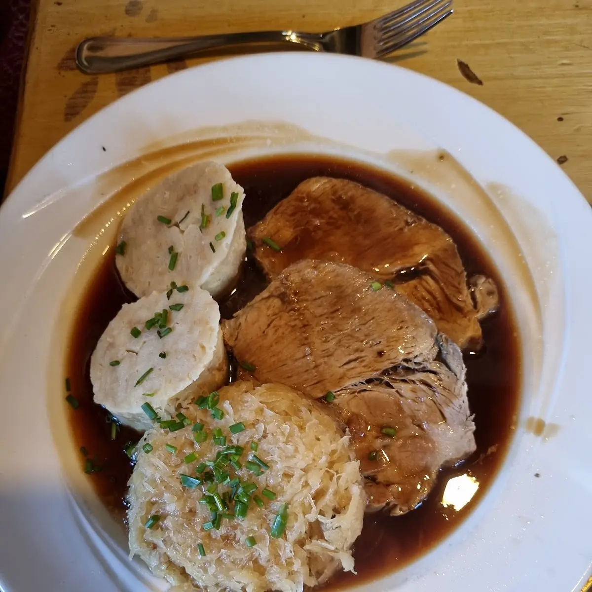 Schweinebraten Mit Knödel Und Sauerkraut