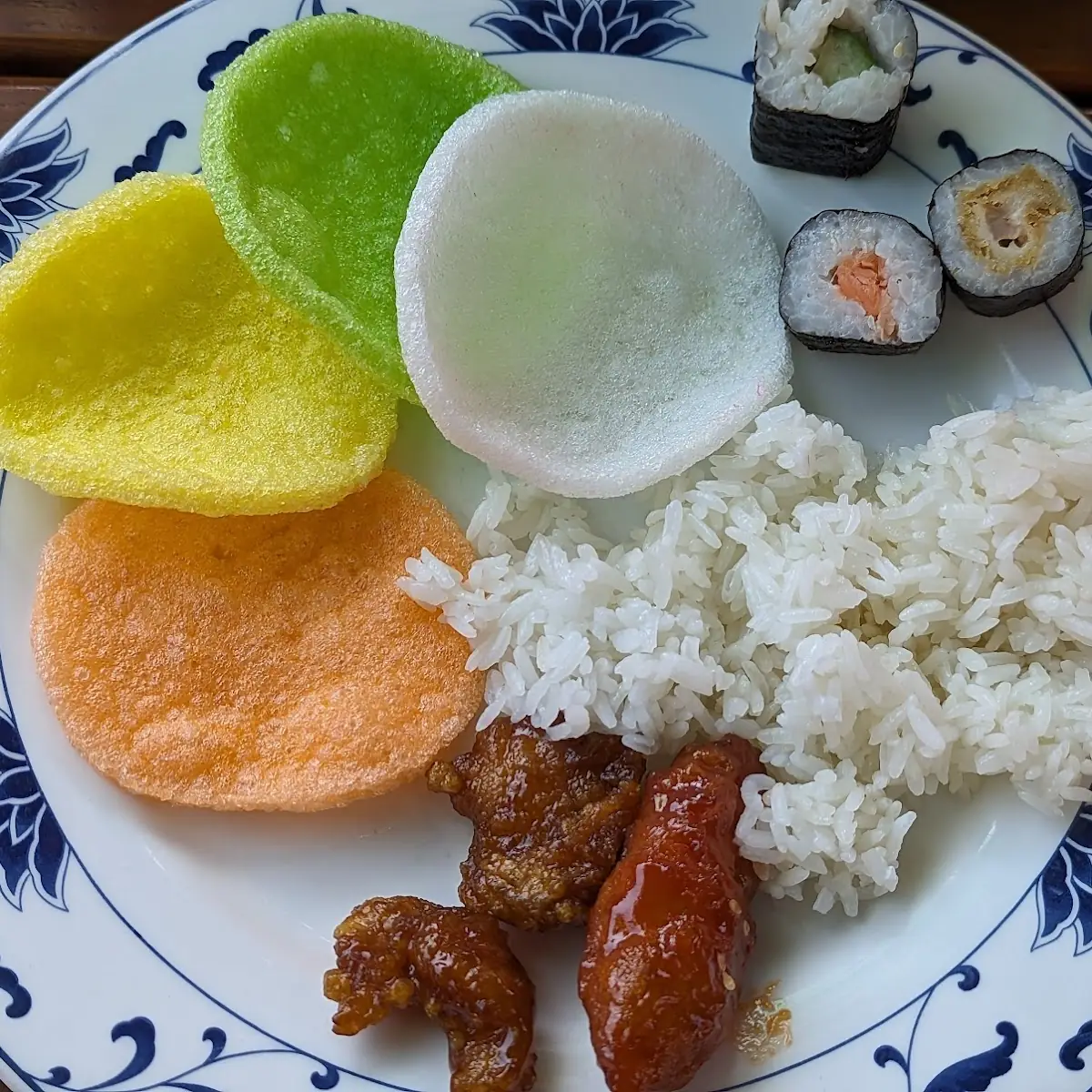 Bunte Krabbenchips Sushi Reis Und Gebackene Ente