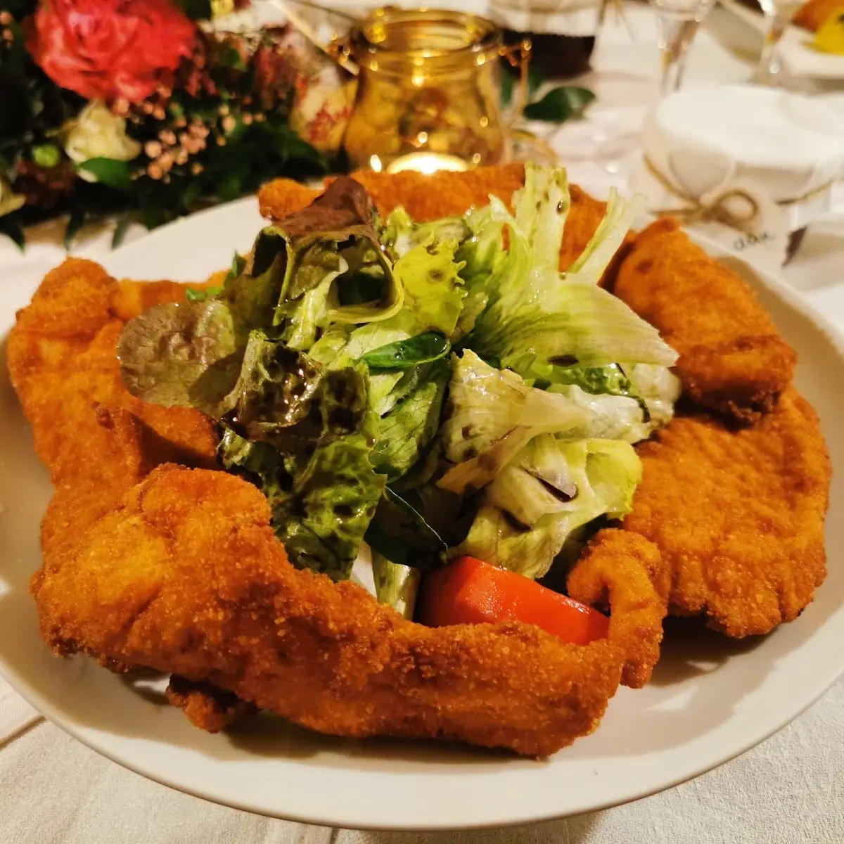 Gebackene Putenstreifen Auf Gemischter Salat
