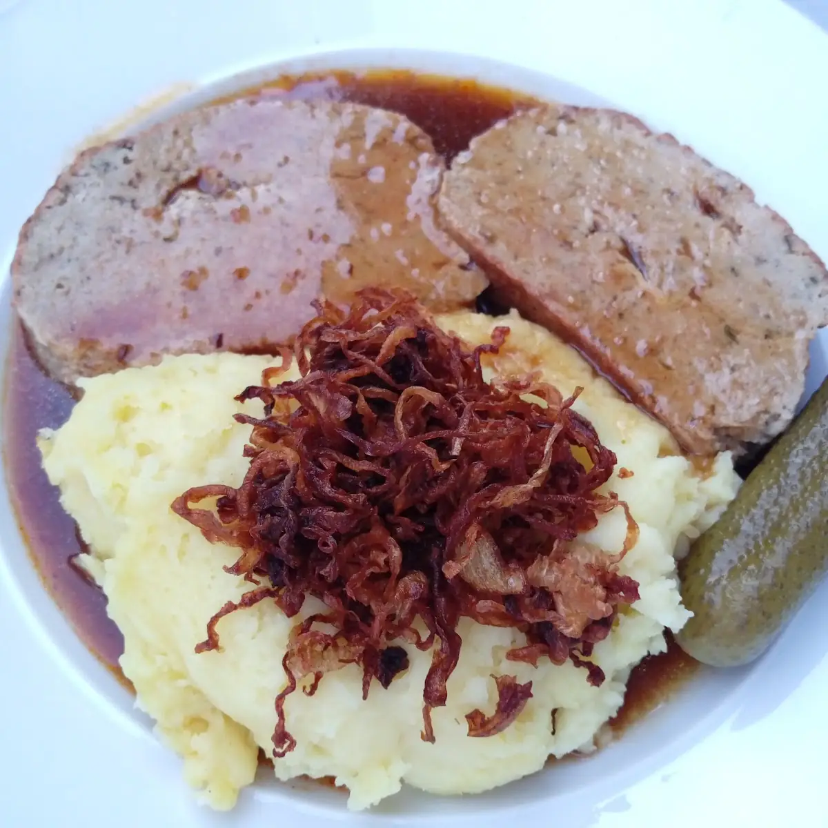 Faschierter Braten Mit Erdäpfelpüree Röstzwiebel Und Gurkerl