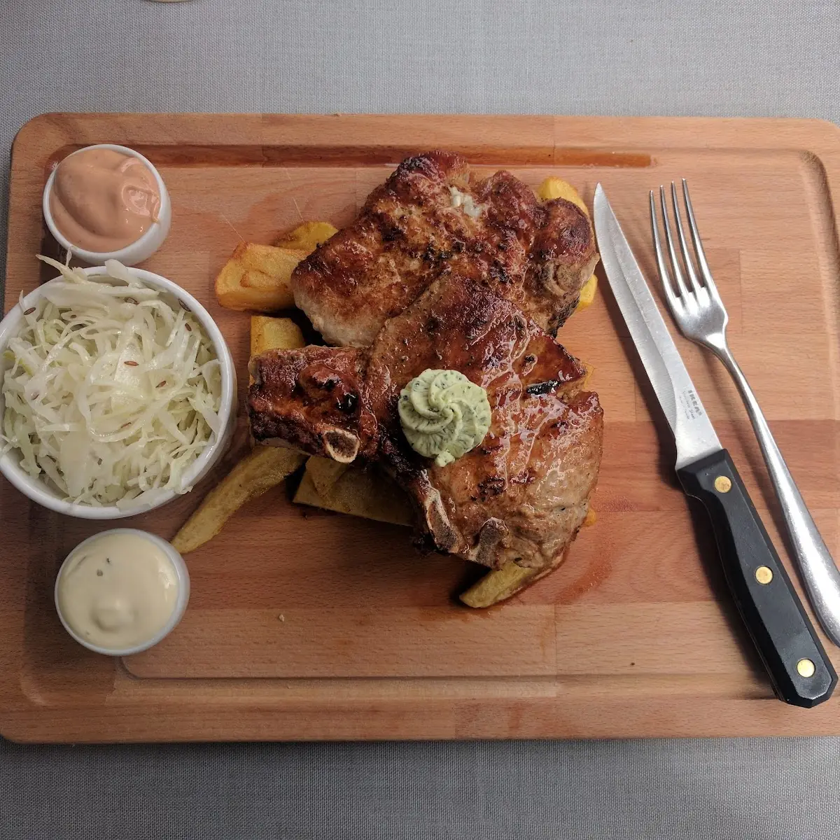 Schweinesteak Wedges Krautsalat
