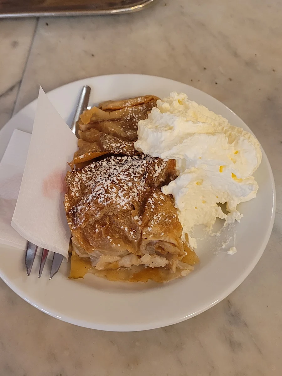 Apfelstrudel Mit Schlag