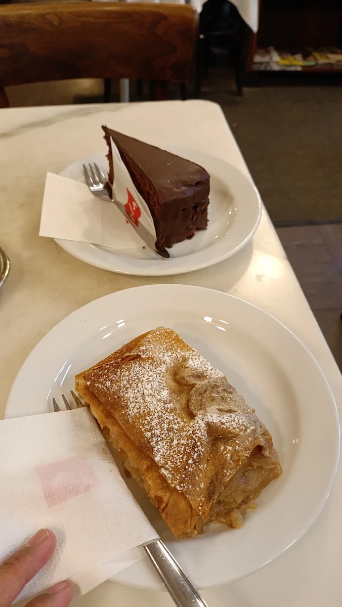 Apfelstrudel Und Sachertorte