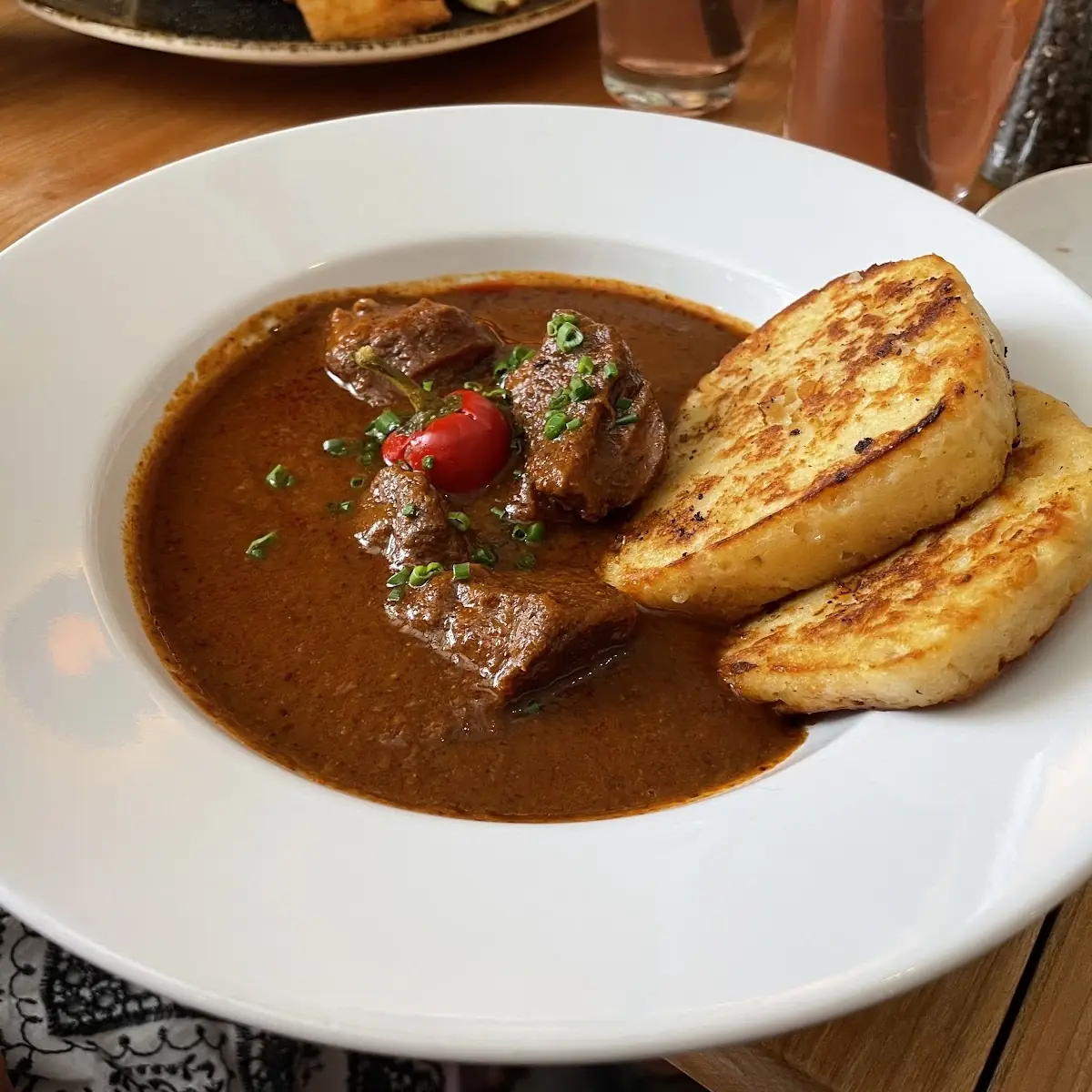 Gulasch Mit Serviettenknödel