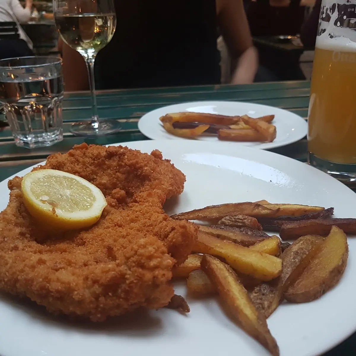 Wiener Schnitzel Mit Kartoffel-vogerl Salat Und Preiselbeeren