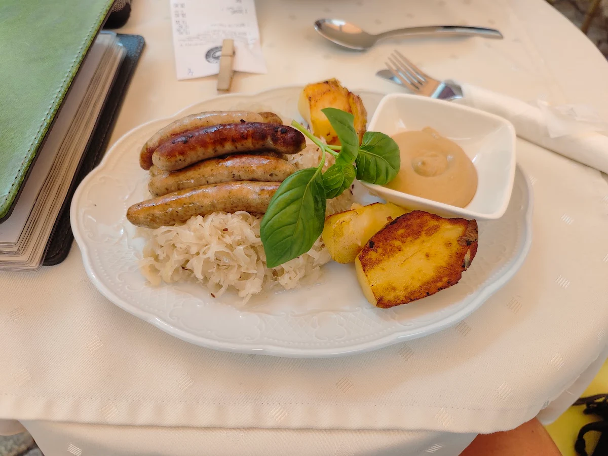 Rostbratwürstchen Mit Sauerkraut Und Kartoffeln