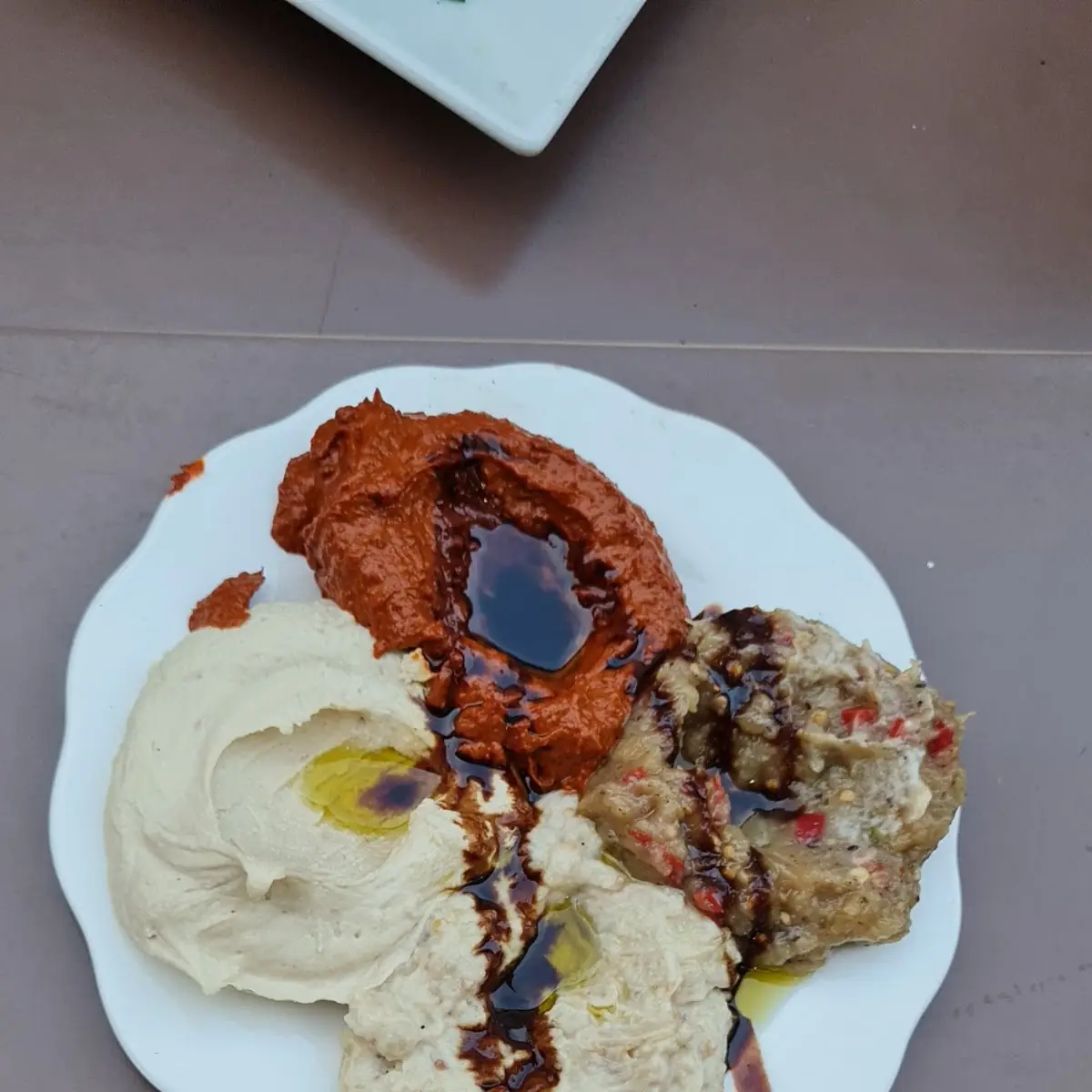 حمص ومحمره وبابا غنوج ومتبل البزنجان