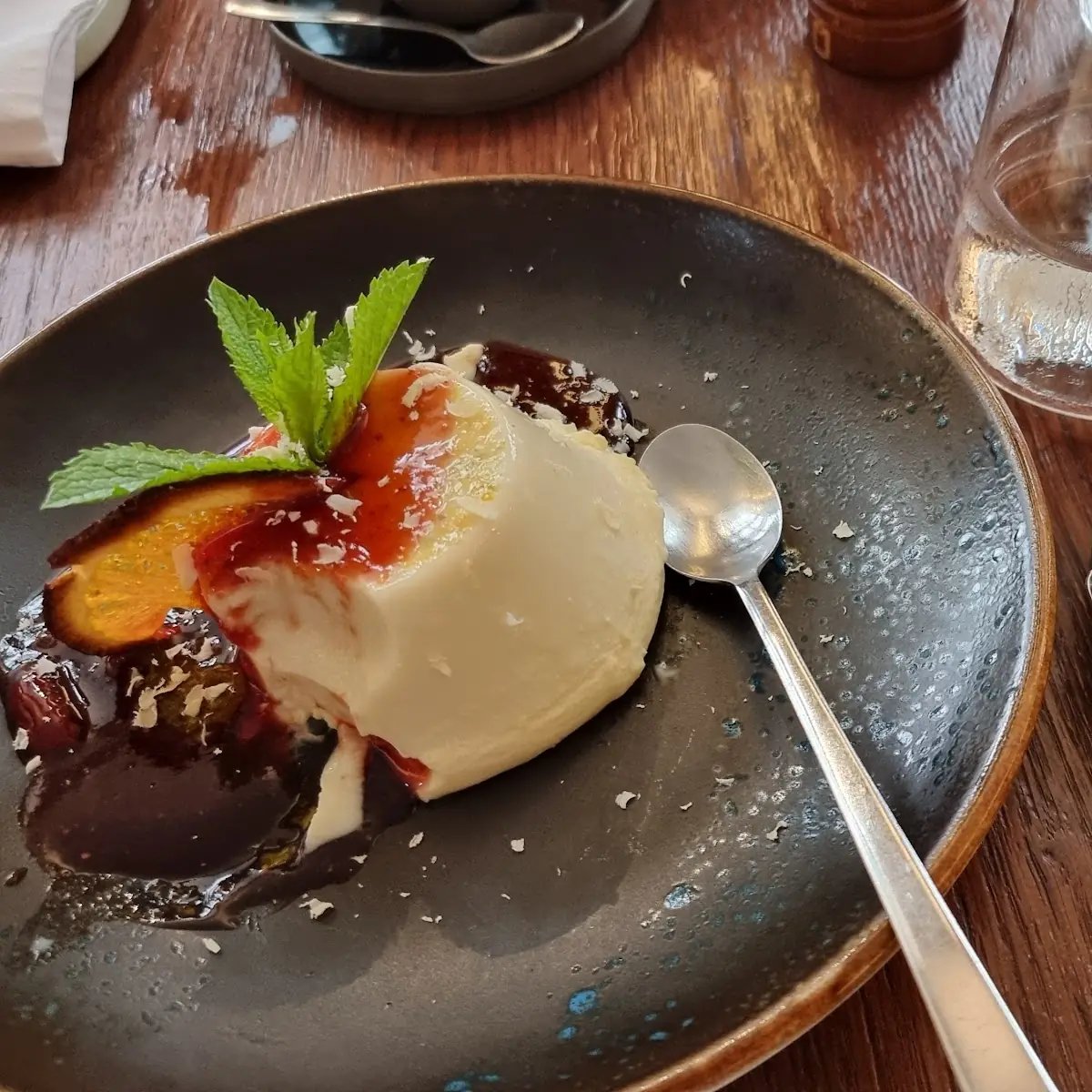 Panna Cotta Mit Erdbeerminze Ragout