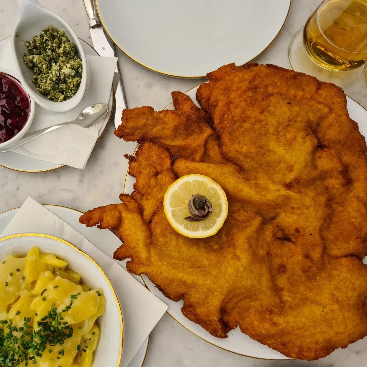 Wiener Schnitzel Mit Allen Schikanen Und Zwiebelrostbraten