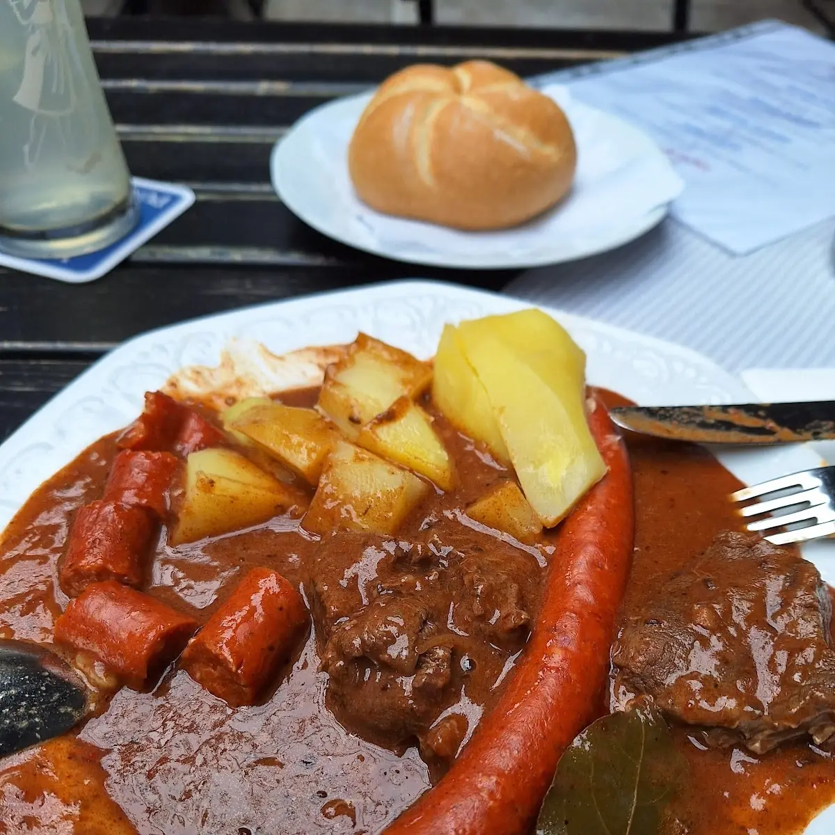 Rindsgulasch U Debreziner