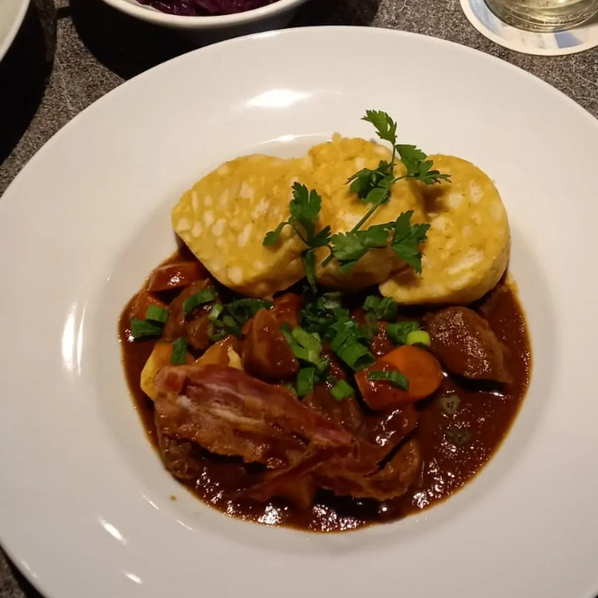Hirschragout Mit Knödel U Blaukraut
