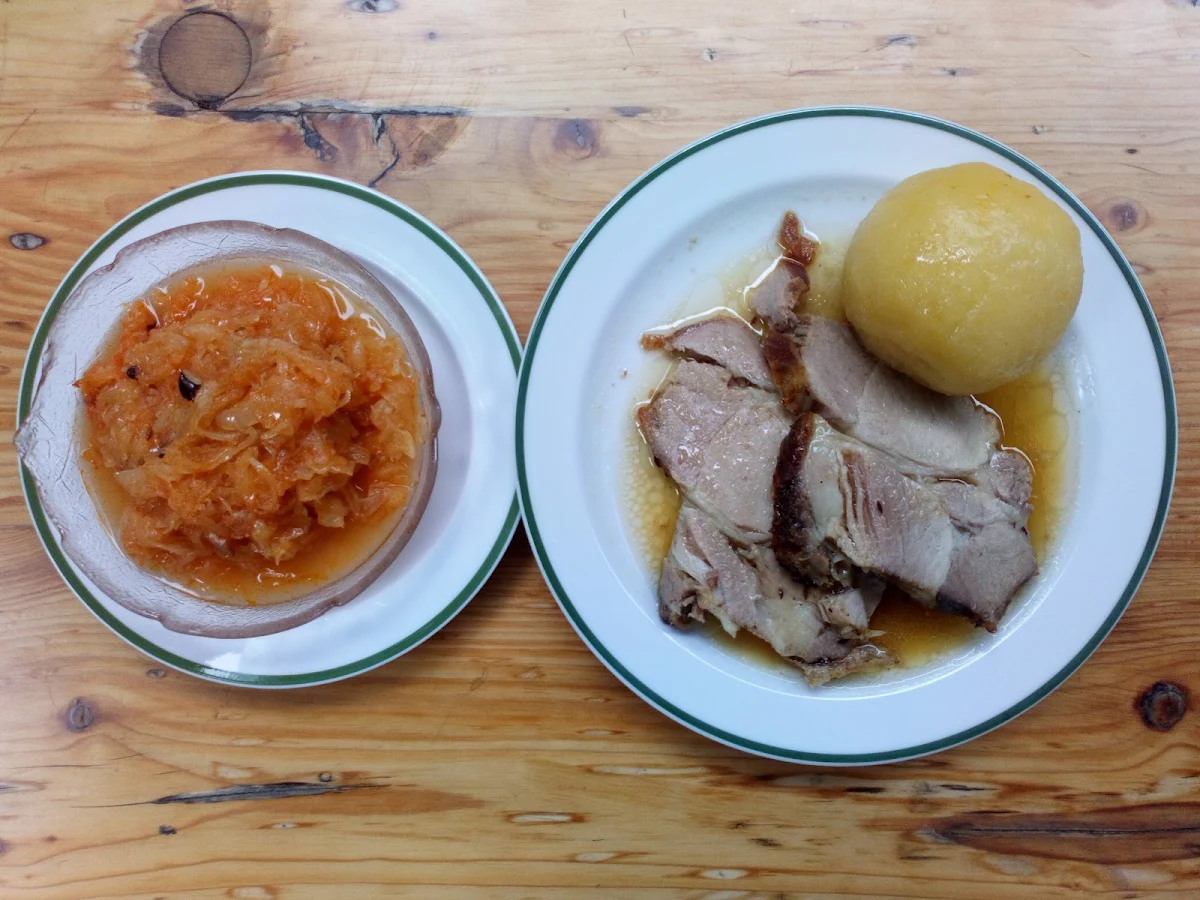 Schweinsbraten Erdäpfelknödel Und Sauerkraut