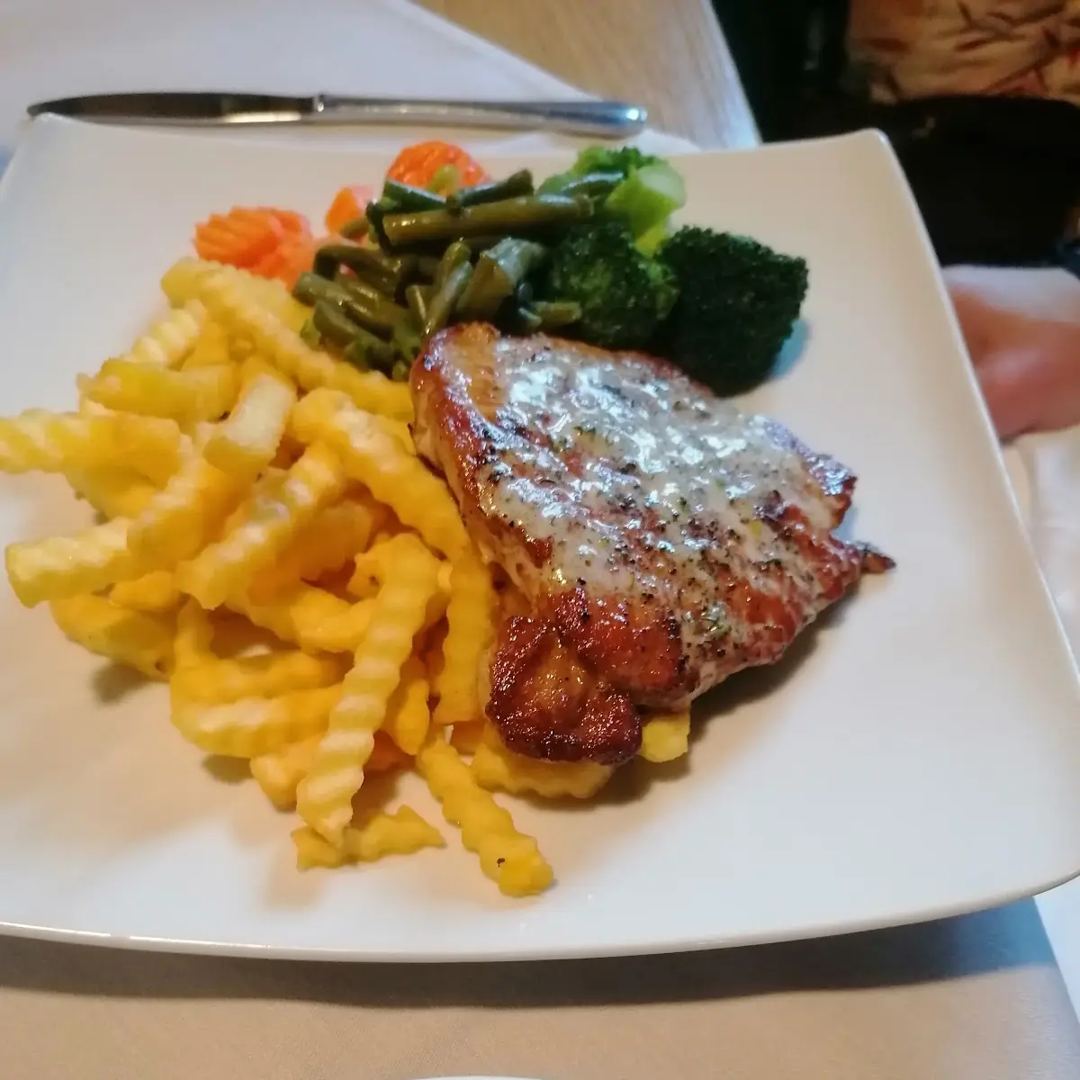 Grillkotlett Mit Pommes Und Gemüse