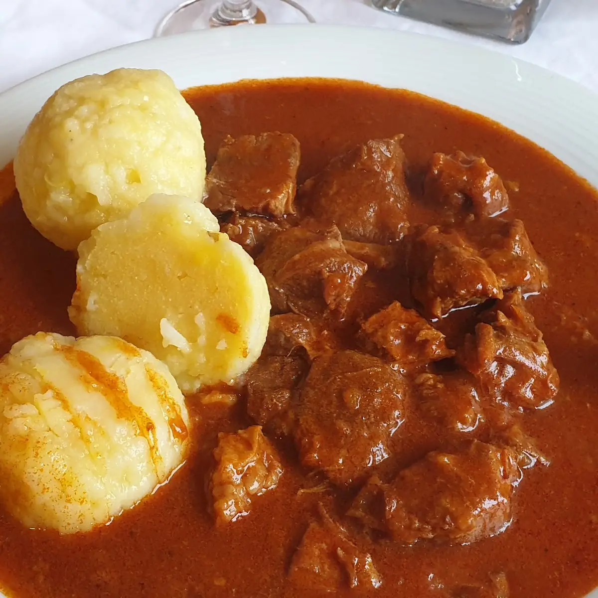 Gulasch Mit Knödeln