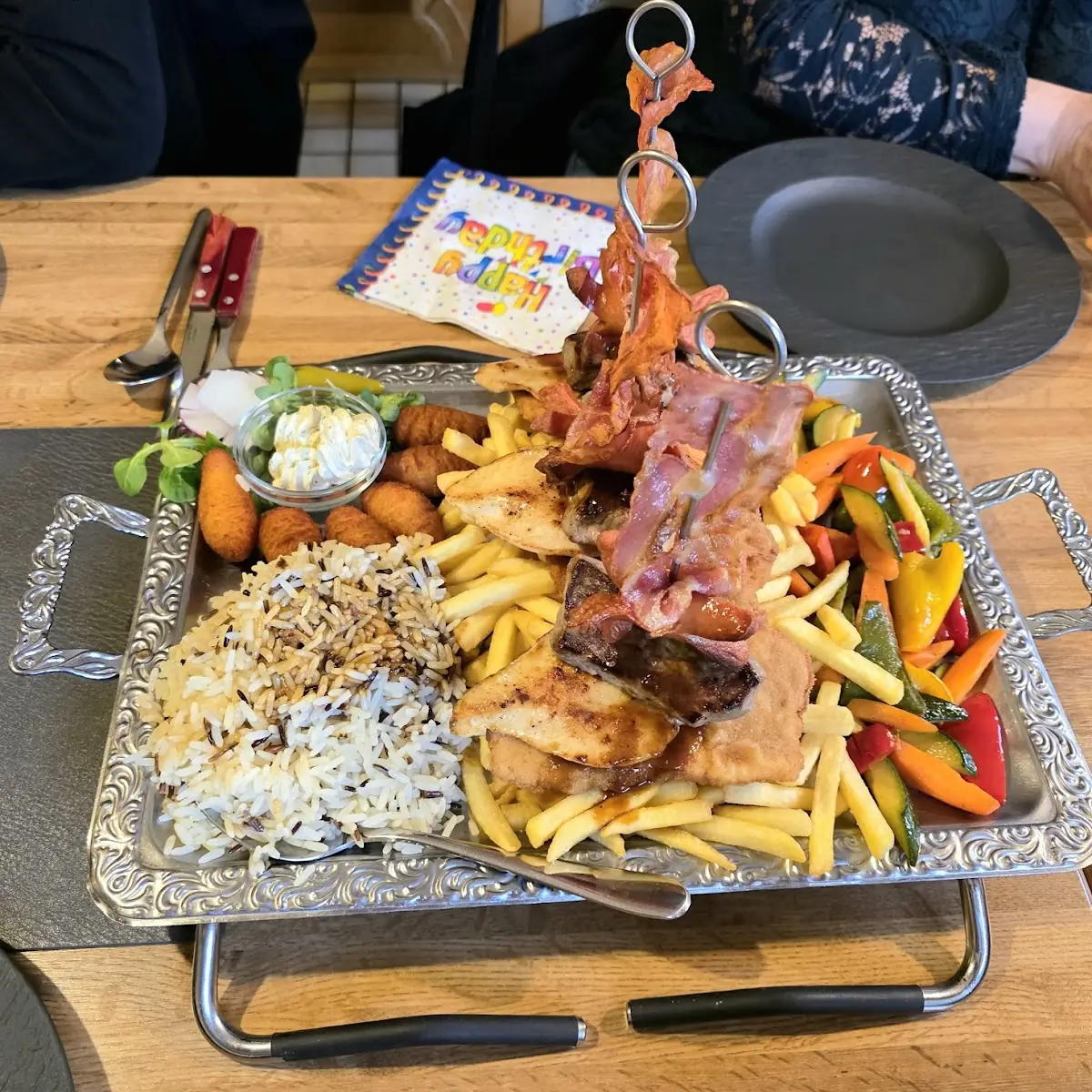 Grillteller Mit Pommes Und