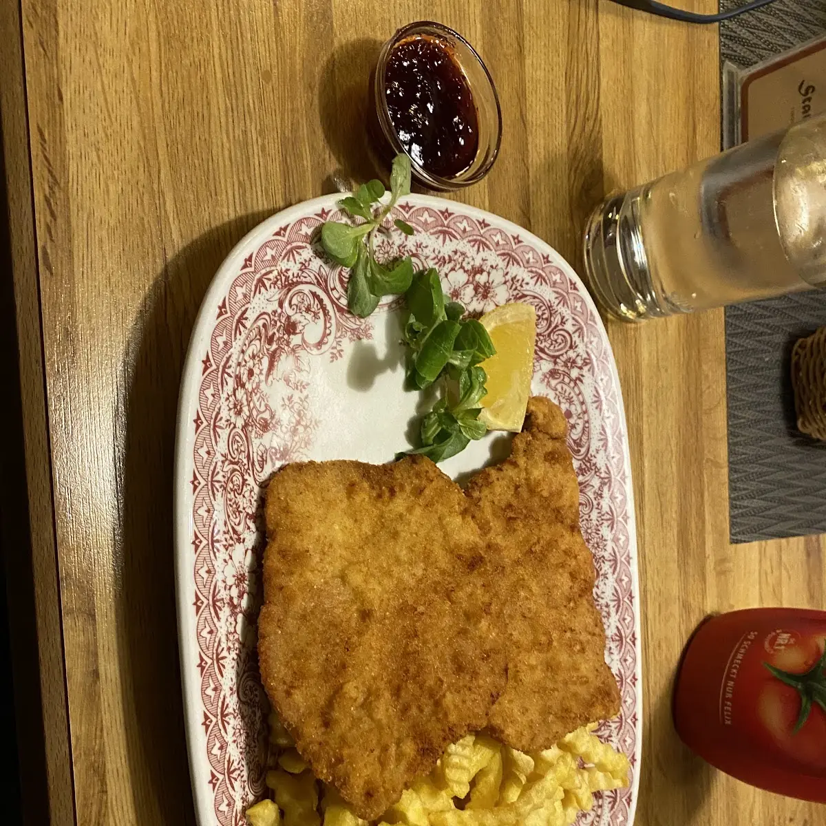 Schnitzel Wiener Art Mit Pommes Frites Und Preiselbeeren