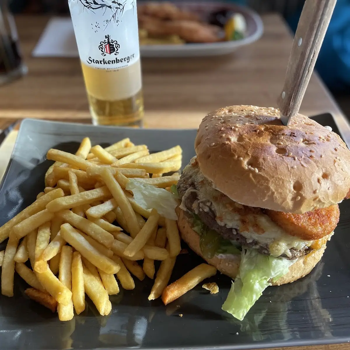 Spezial Burger Mit Pommes