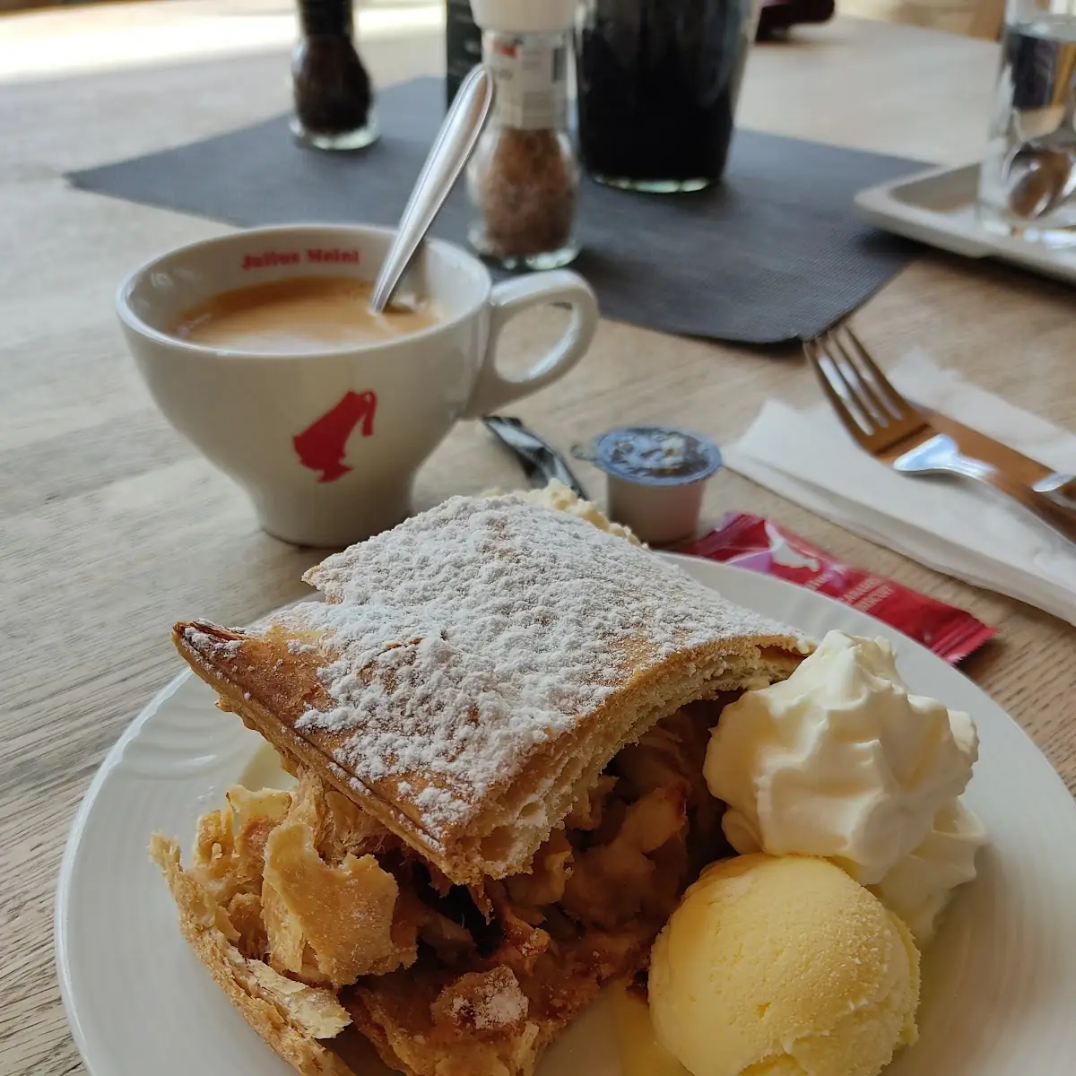 Strudel Mit Eis Und Sahne