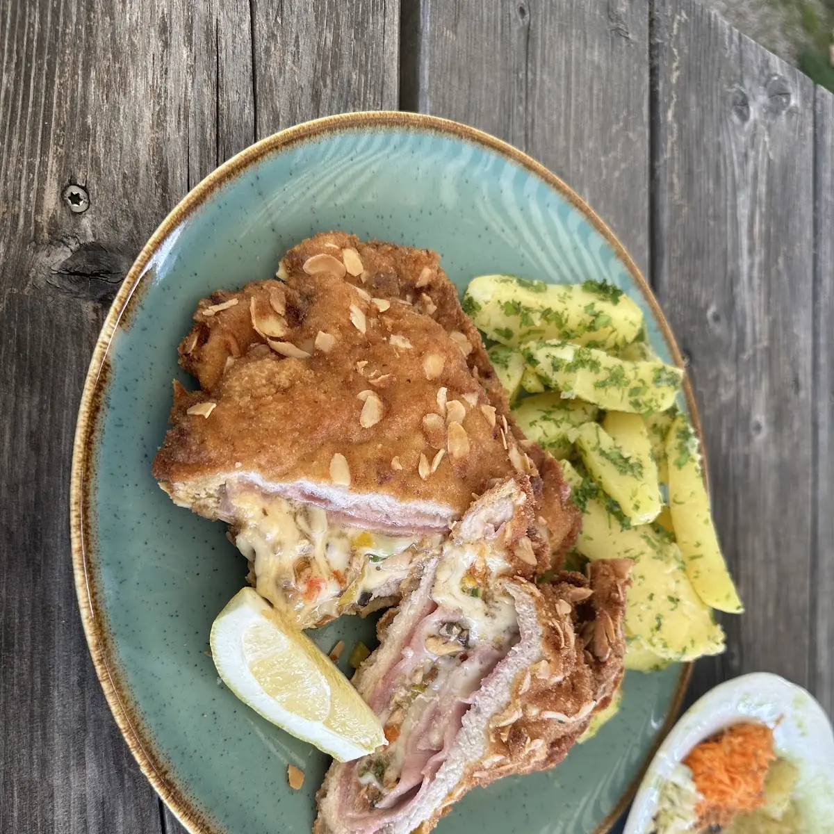Gefülltes Schnitzel Mit Mandelkrustenpanade