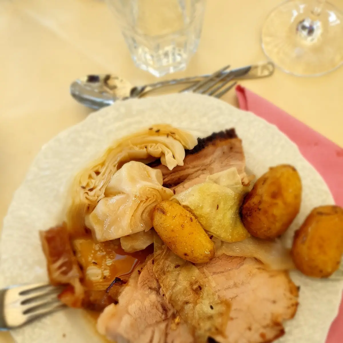 Kistenfleisch Vom Schwein Mit Kraut Und Kartoffel