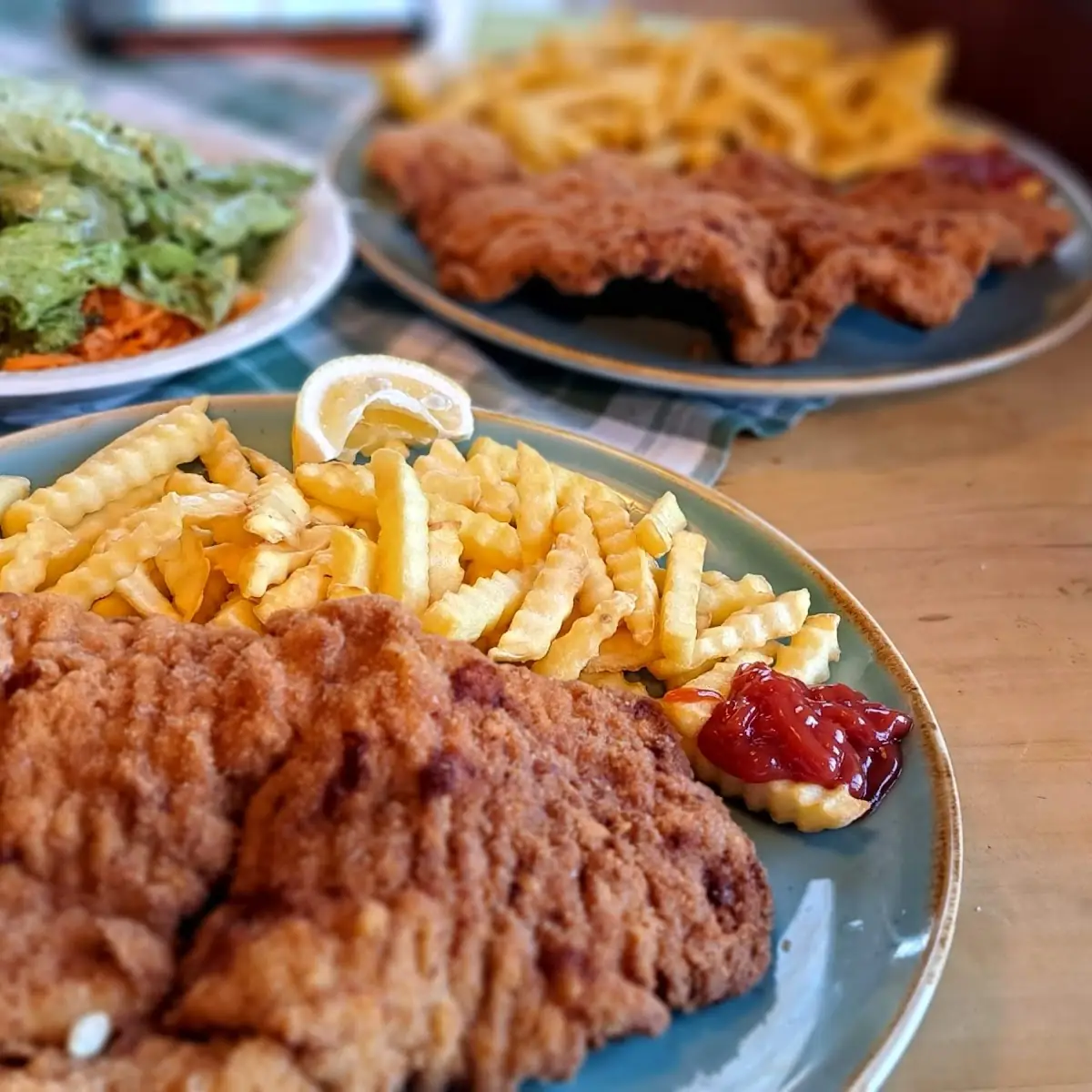 Wiener Schnitzel Mit Pommes Und Gemischten Salat