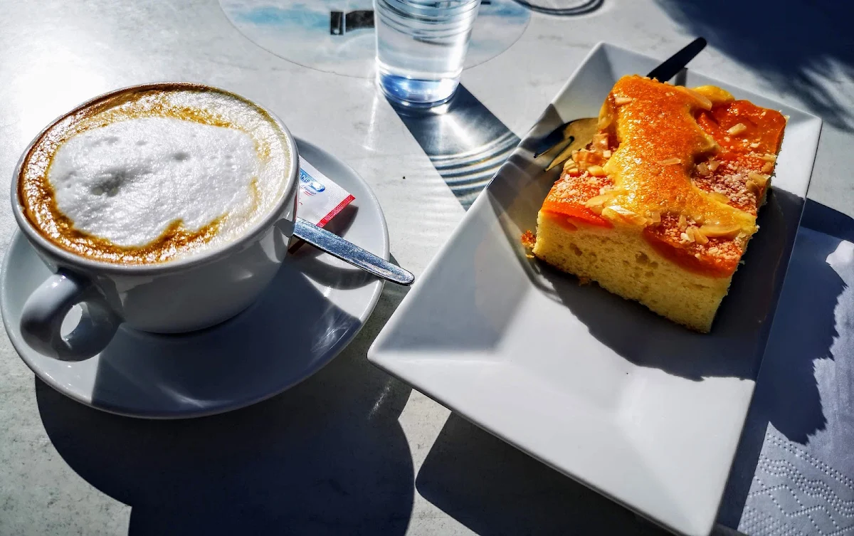 Marillenkuchen Und Kaffee