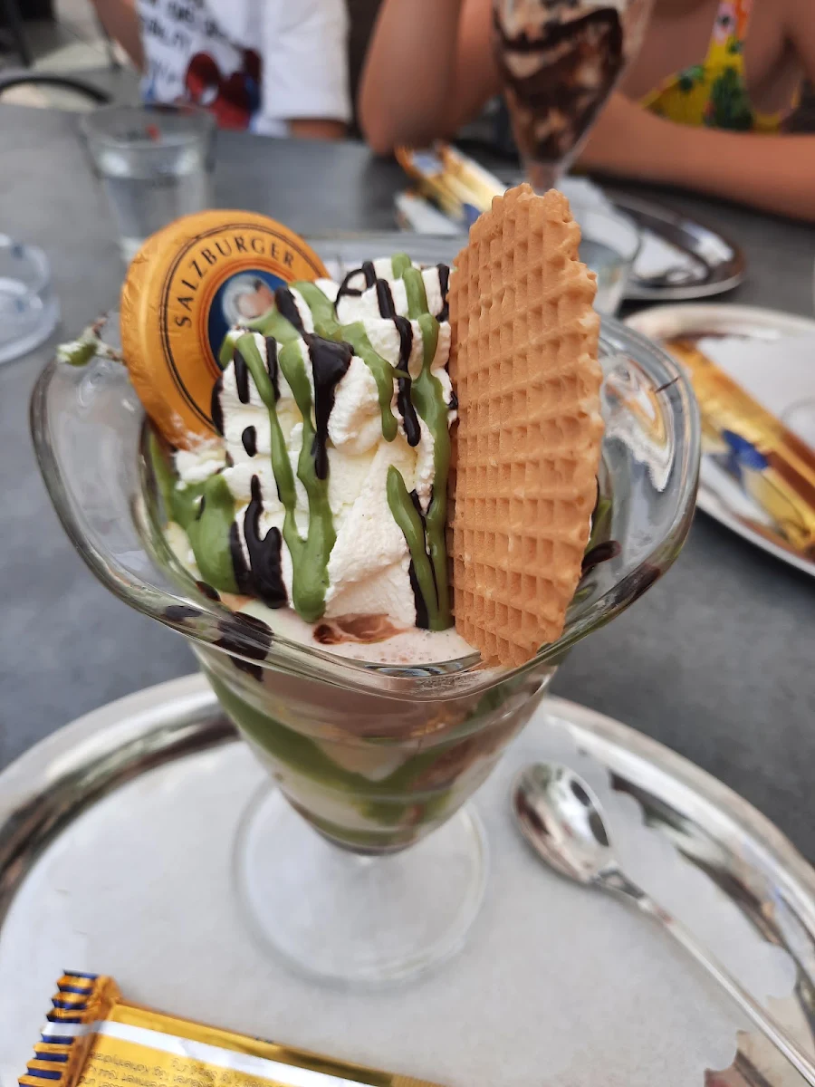 Heisst Liebe Und Topfenbecher, Cafe Roma