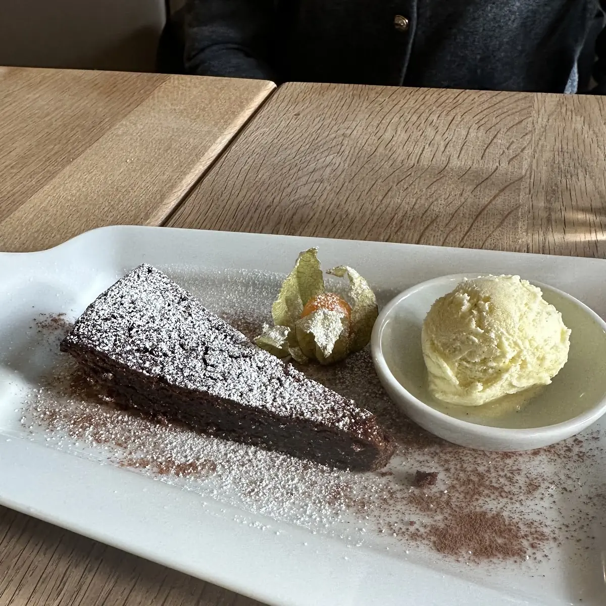 Chocolat-Almond Tart with Ice-Cream