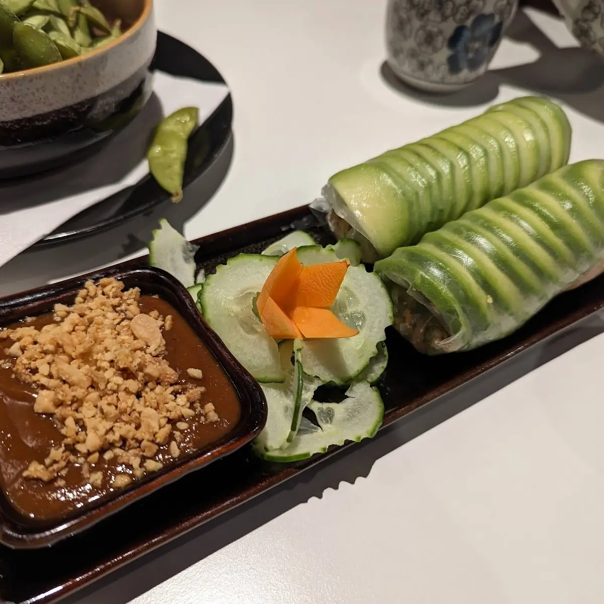 Avo Erdnuss Maki Bento