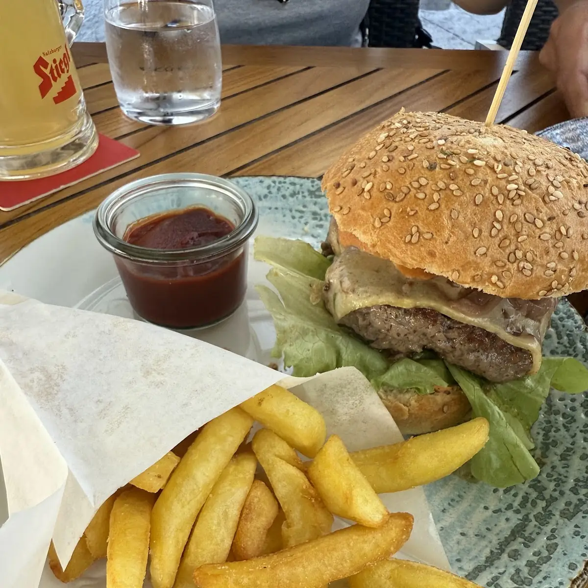 Burger Mit Demeter Pommes Frites
