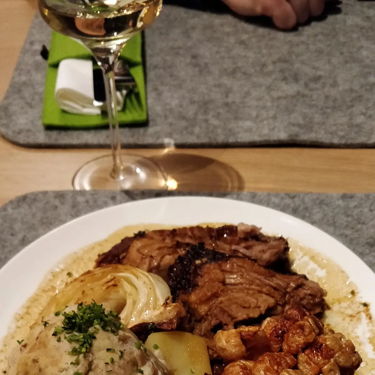 Schweinsbraten Mit Knödel Und Erdäpfel