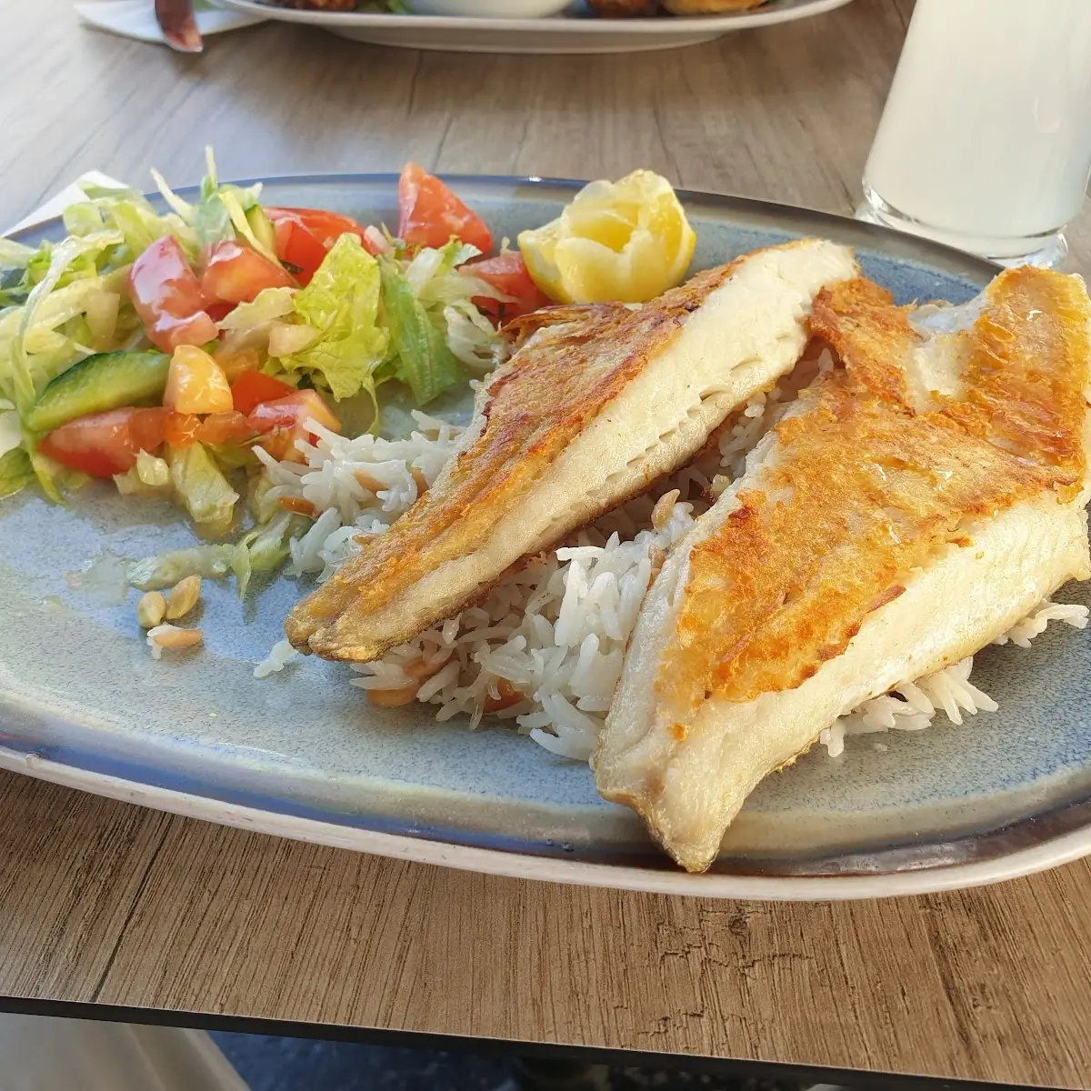Gebratener Zander Mit Reis Und Salat
