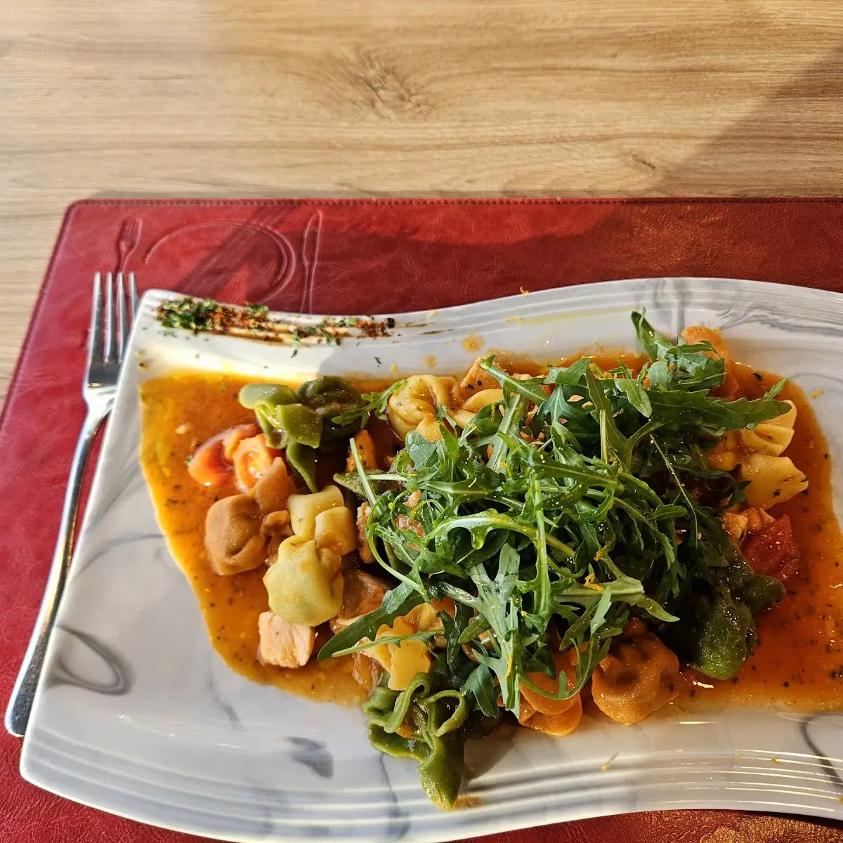 Drei Varianten Ravioli Mit Ricotta-kräuterfüllung Lachs Und Rucola