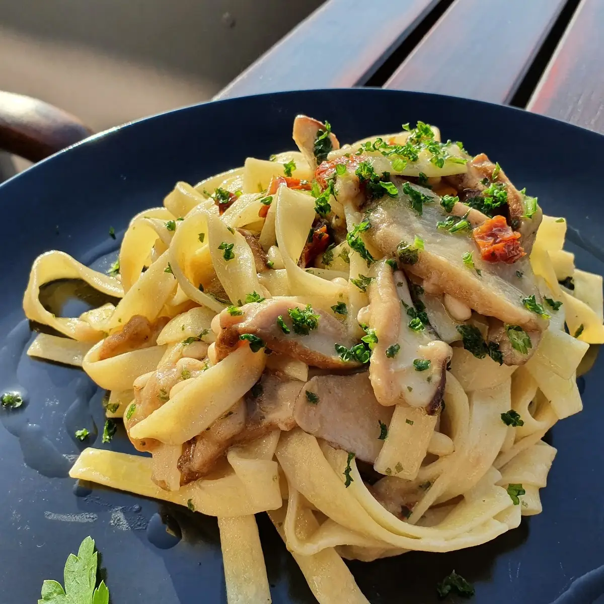 Vegane Bandnudeln Mit Steinpilzen Pinienkernen Und Getrockneten Tomaten