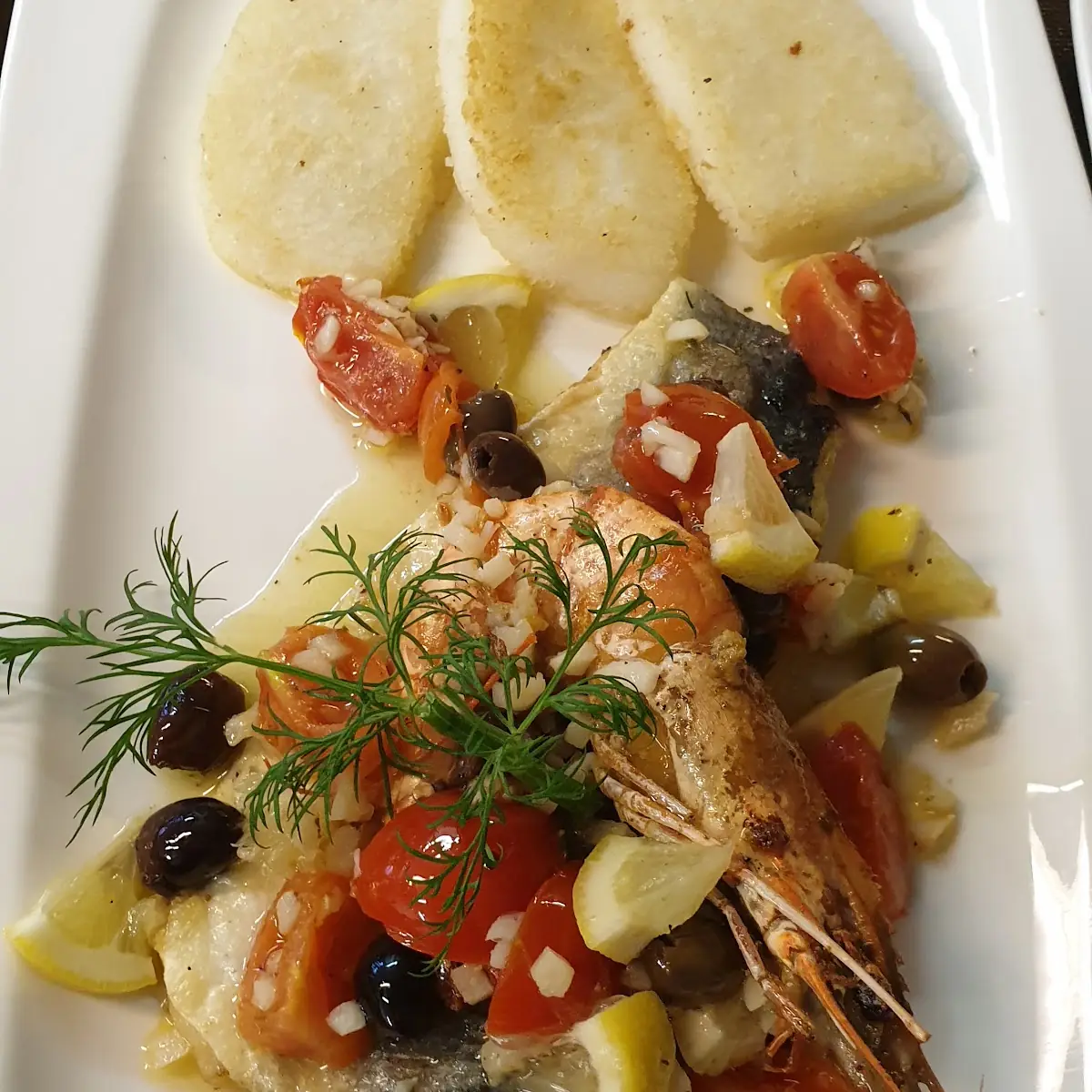 Branzino Filet Mit Oliven Tomaten Kapern Und Zitronen Stücke