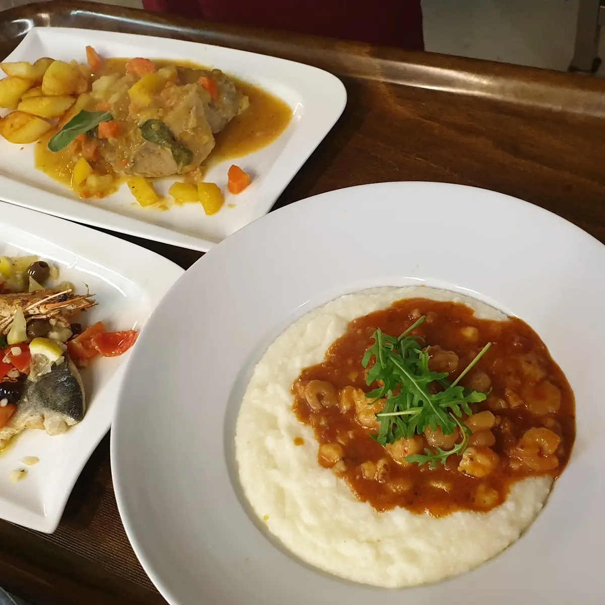 Scampi Im Tomaten Sause Und Gerürte Polenta