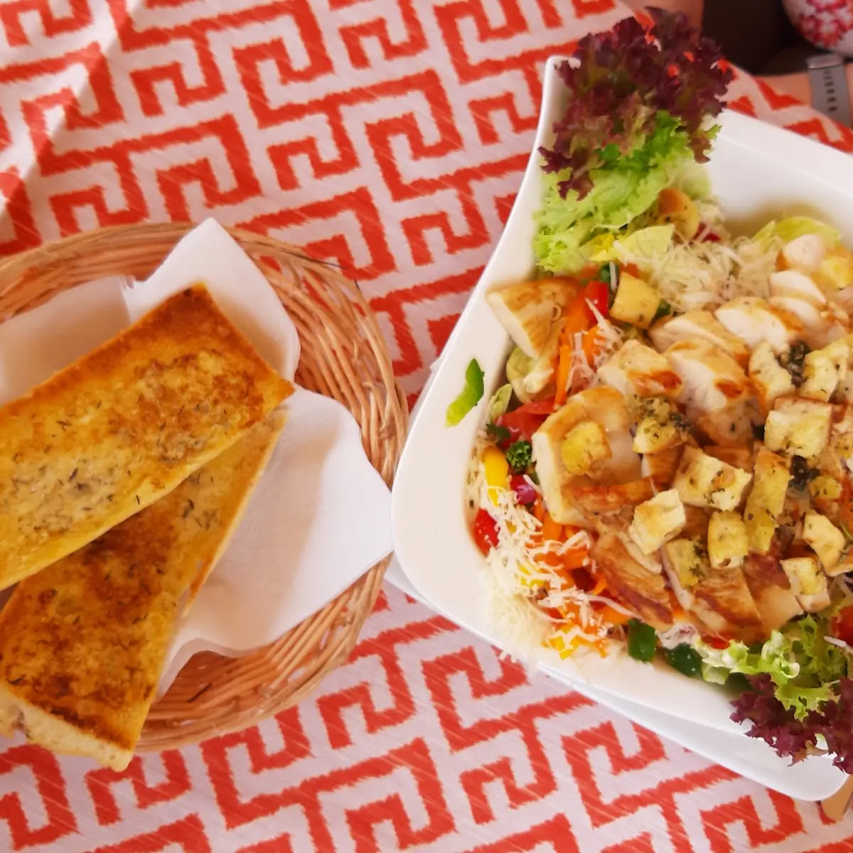 Cesar Salad Chicken Mit Knoblauchbrot
