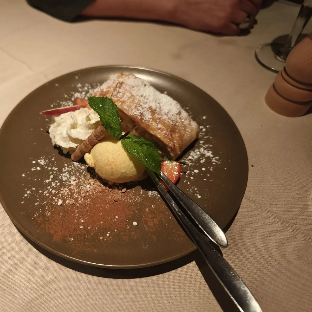 Apfelstrudel Mit Vanilleeis Und Sahne