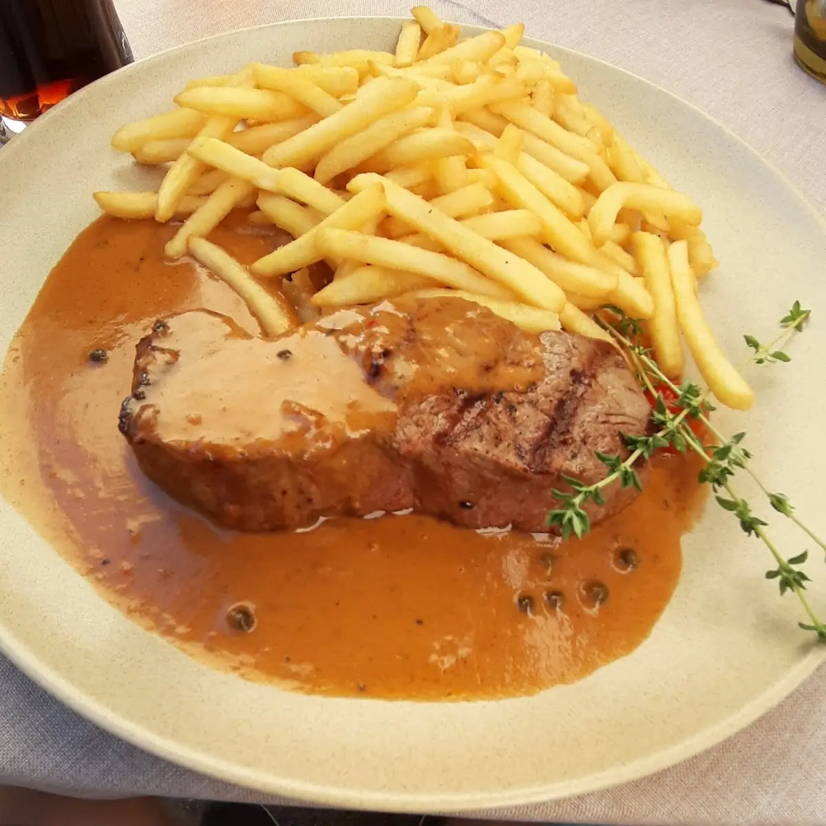 Rumpsteak Mit Pfefferrahmsauce Und Pommes Frites