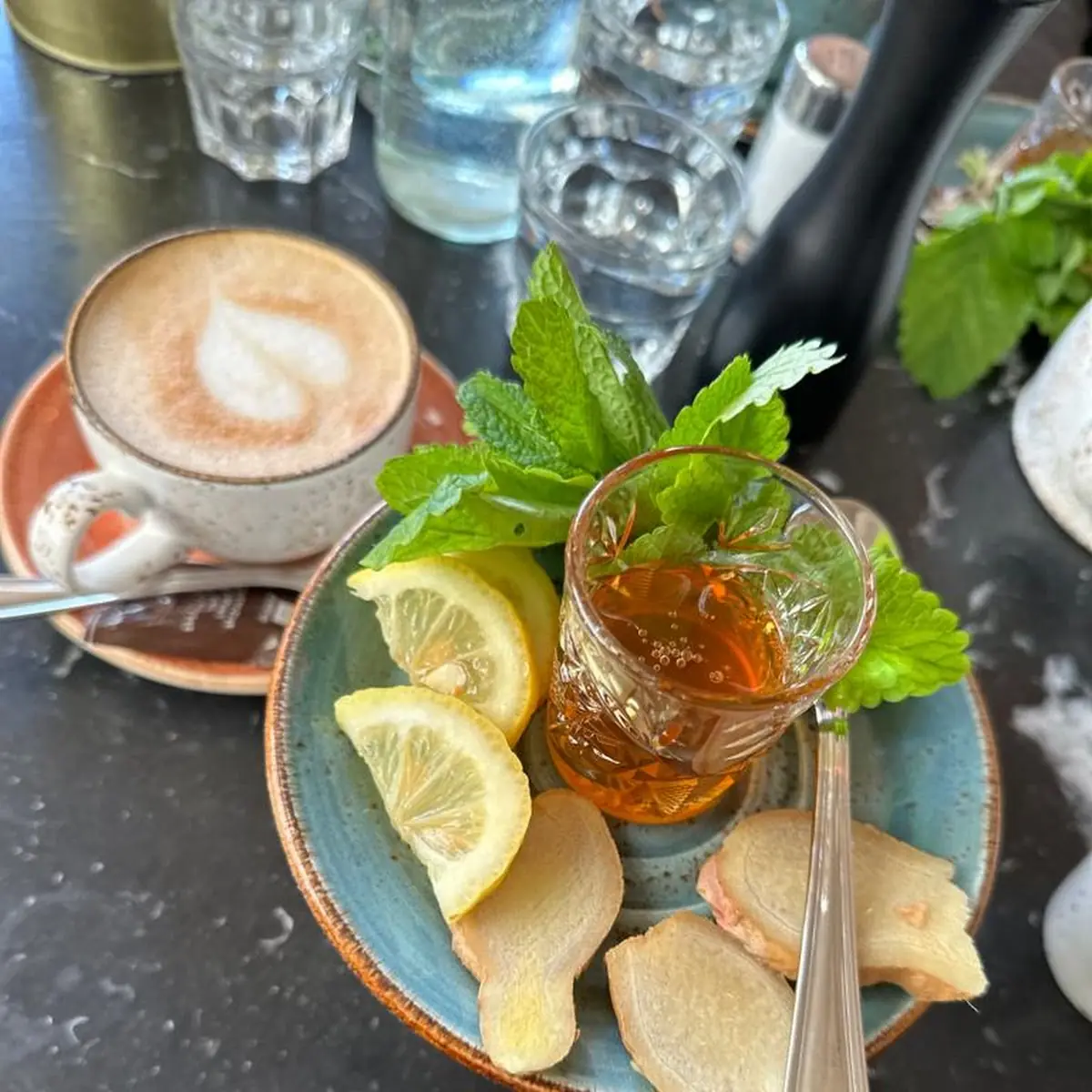 Kräutertee Mit Ingwer Und Zitrone