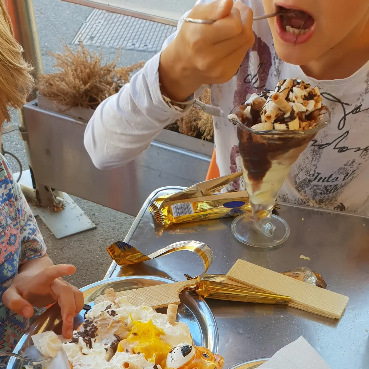 Gemischtes Eis Kinderbecher Krokantbecher
