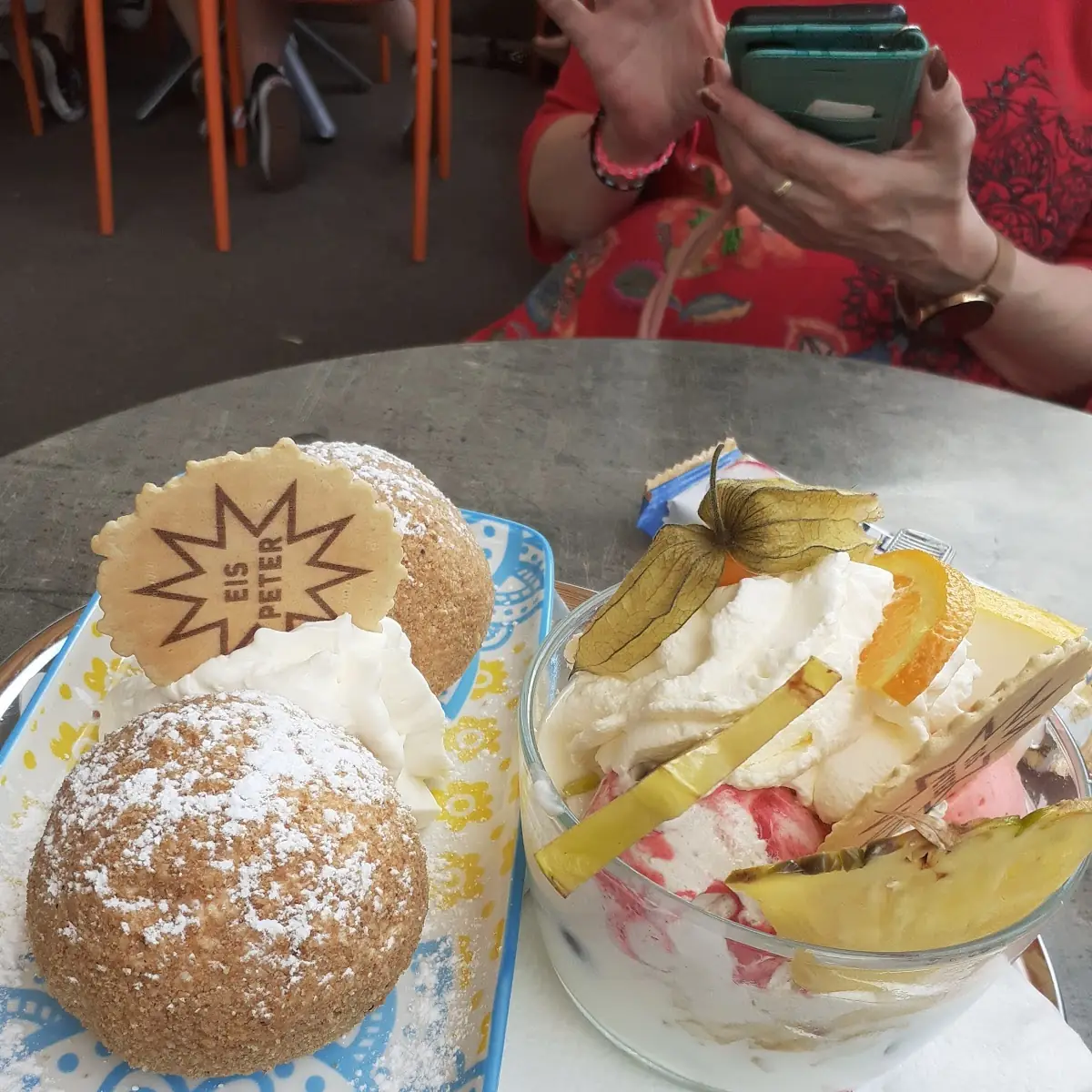 Marilleneisknödel Und Joghurteisbecher Mit Früchten
