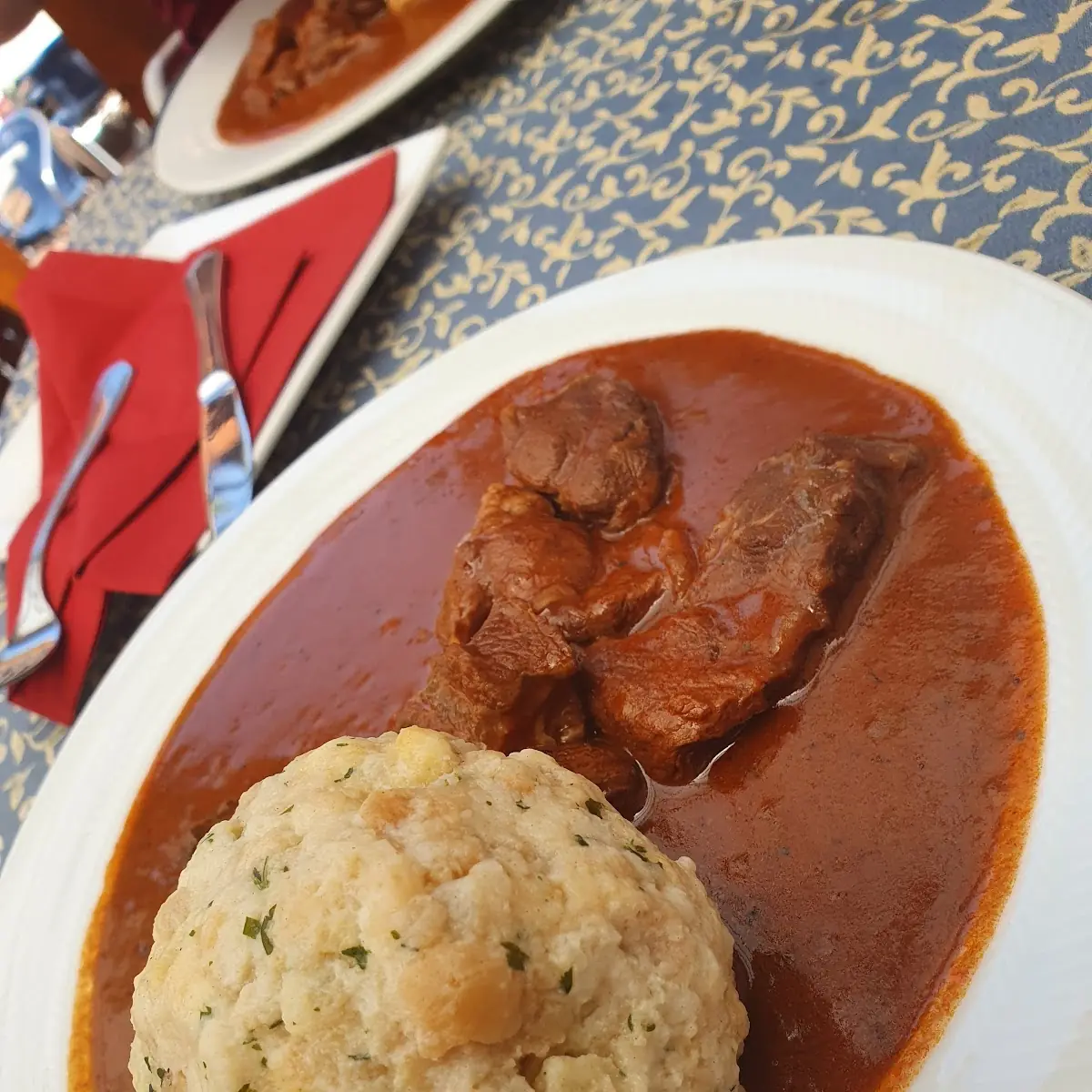Rindsgulasch Mit Semmelknödel